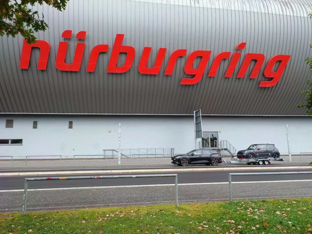 Nürburgring-Schriftzug am Eingang zur Nordschleife