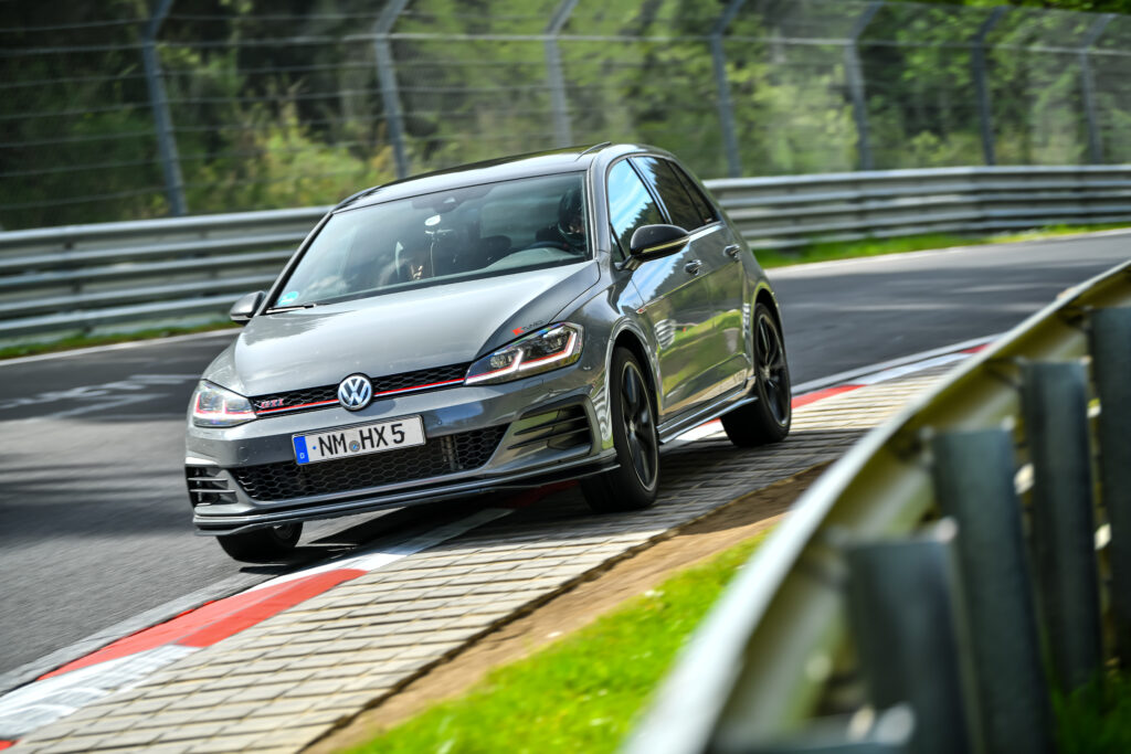 VW Golf mit Performance-Tuning in der Kurve auf der Nordschleife