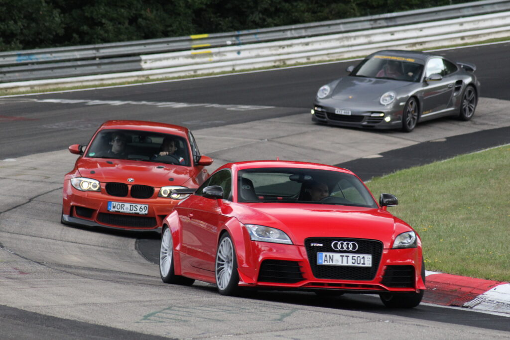 BMW und Audi TT im Konvoi auf der Nürburgring Nordschleife