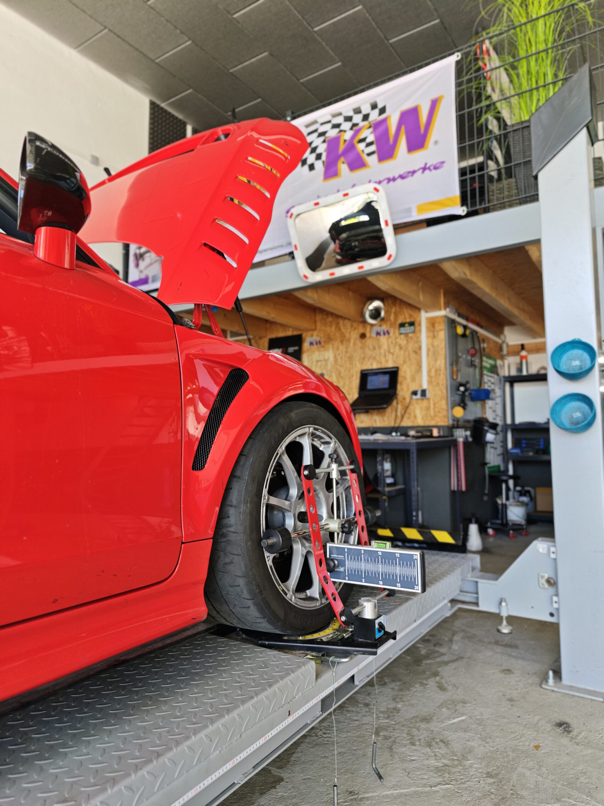 Audi TT RS auf der Achsvermessungsbühne