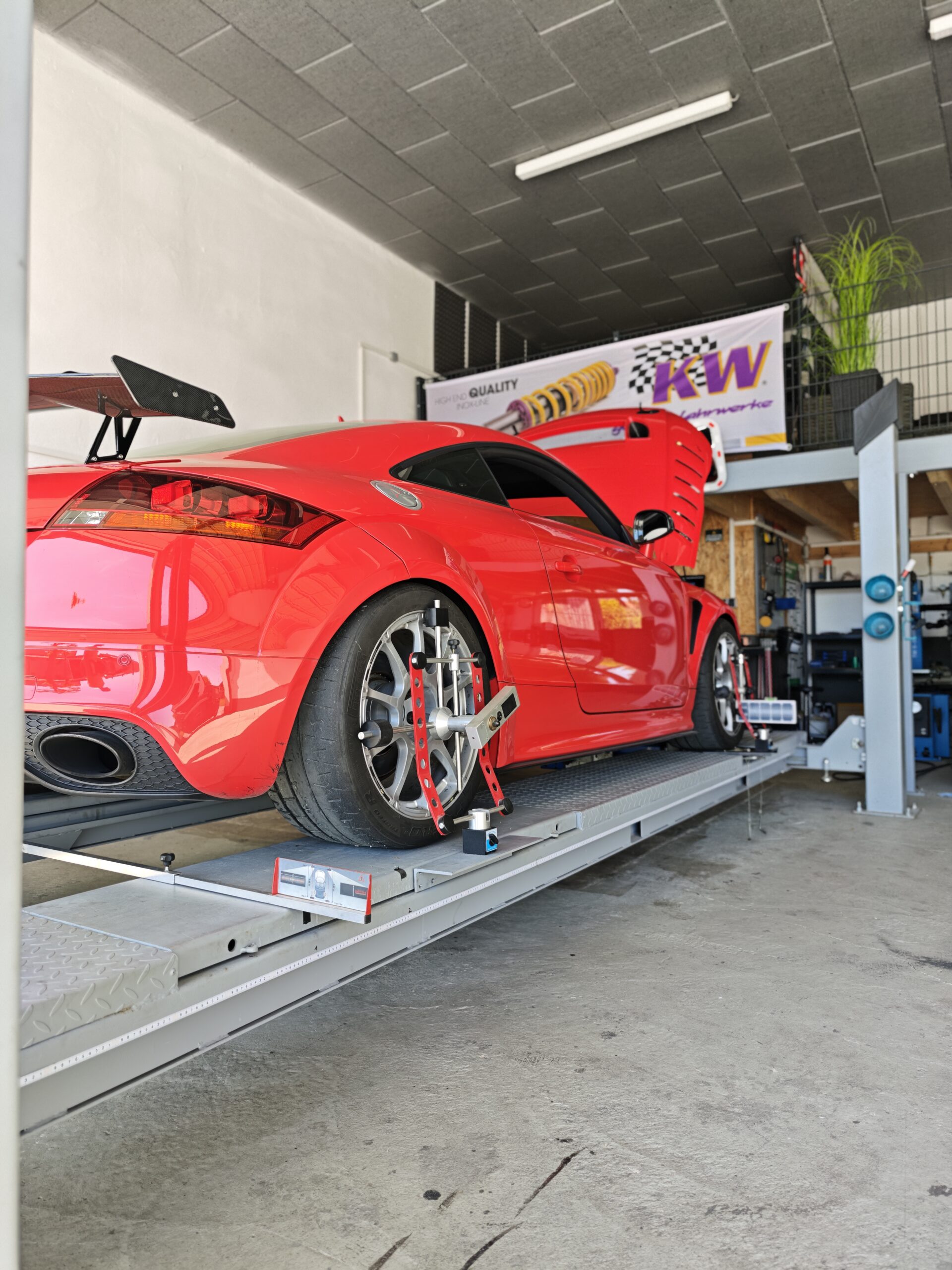 Audi TT RS mit Heckflügel in der Werkstatt